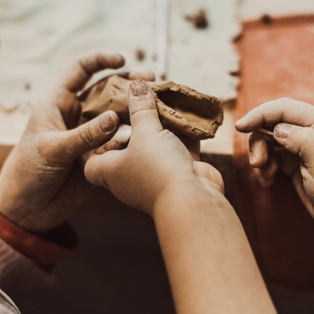 Artehrátky s Monikou I. keramický předvánoční workshop pro rodiče s dětmi